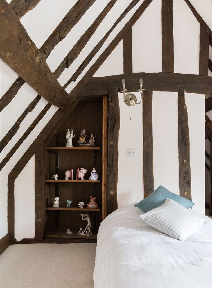 Idee per una piccola camera da letto rustica con pareti bianche, moquette e pavimento beige