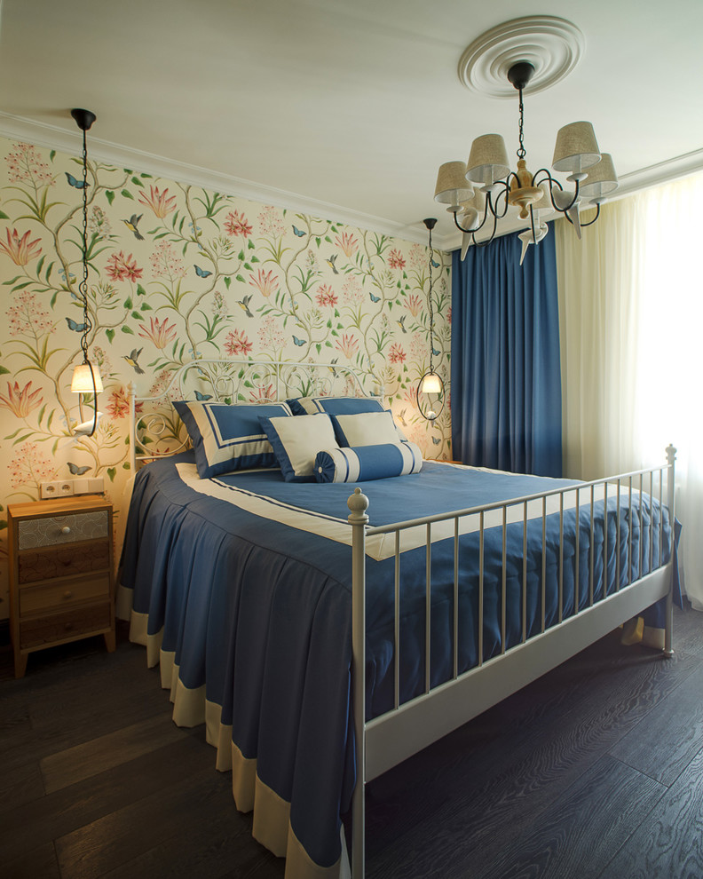 Стильный дизайн: хозяйская спальня в скандинавском стиле с разноцветными стенами, темным паркетным полом, черным полом и кроватью в нише - последний тренд