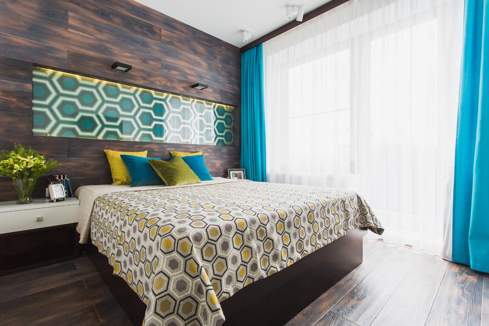 На фото: хозяйская спальня в современном стиле с коричневыми стенами и темным паркетным полом с