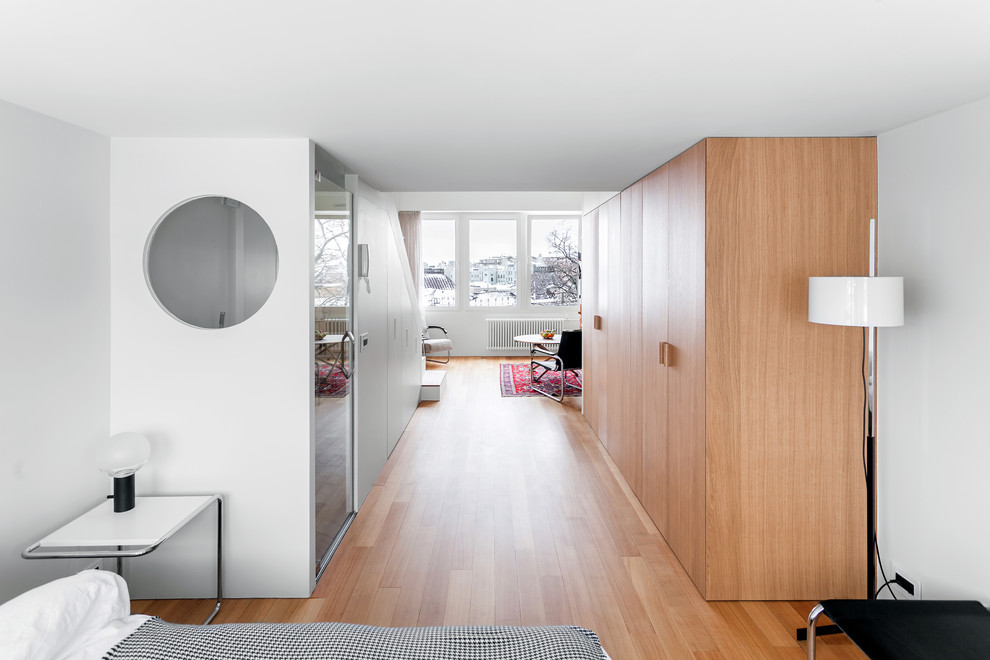 Свежая идея для дизайна: маленькая хозяйская спальня в современном стиле с белыми стенами и паркетным полом среднего тона для на участке и в саду - отличное фото интерьера