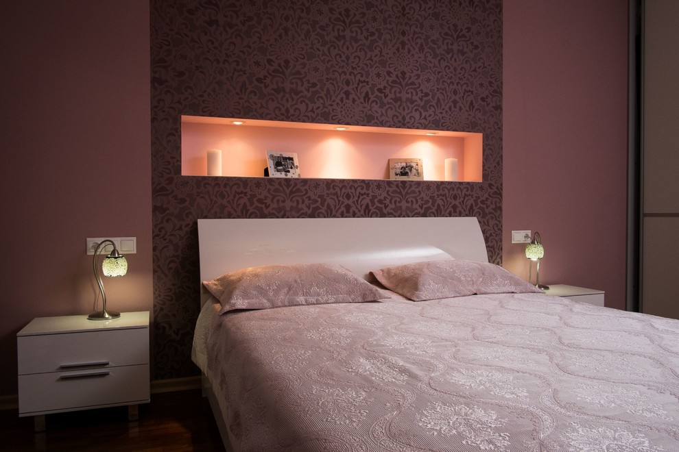 Idee per una piccola camera matrimoniale contemporanea con pareti viola, parquet scuro, pavimento marrone e nessun camino