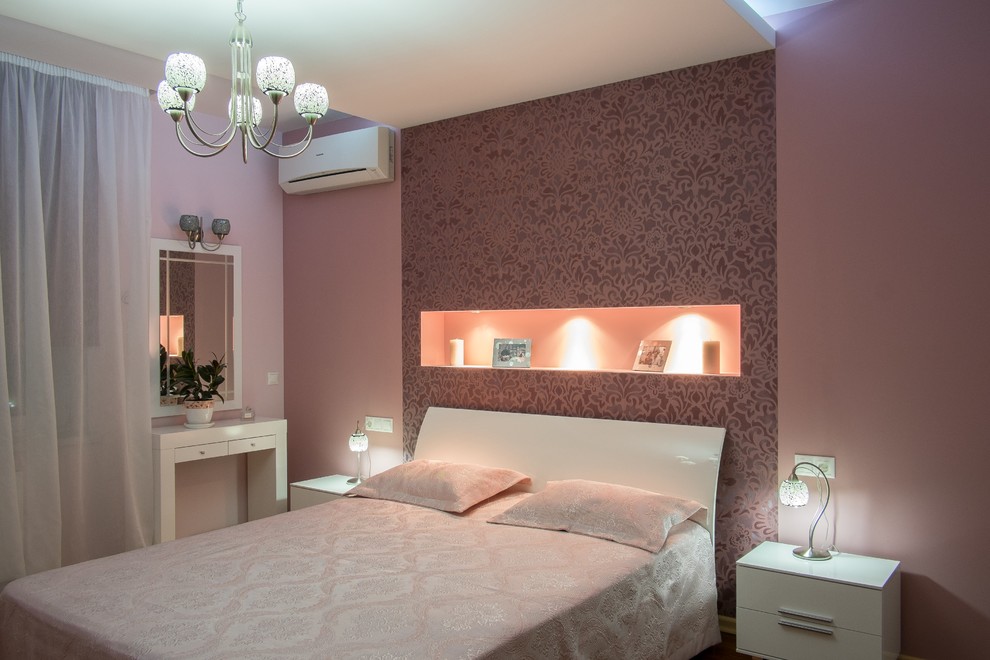 Modelo de dormitorio principal contemporáneo pequeño sin chimenea con paredes púrpuras, suelo de madera oscura y suelo marrón