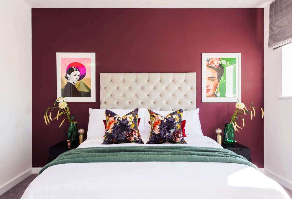 Immagine di una camera da letto contemporanea con pareti rosse, moquette e pavimento grigio