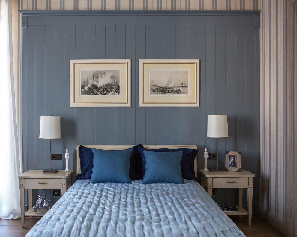 This is an example of a traditional bedroom in Moscow with blue walls.