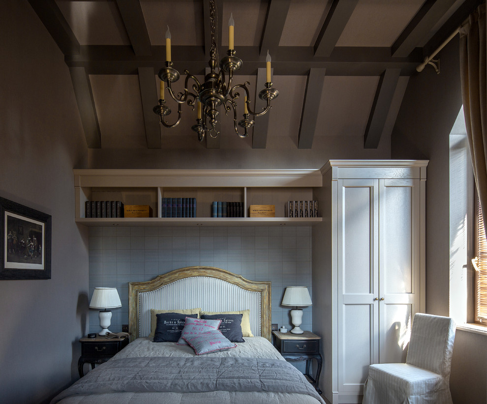 Ejemplo de dormitorio clásico con paredes grises