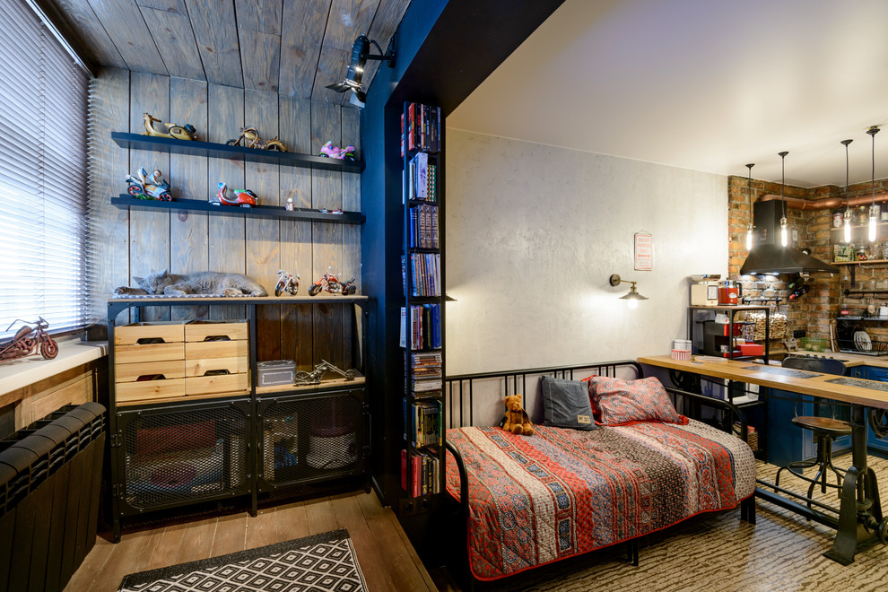 Foto di una piccola camera da letto boho chic con pareti grigie, pavimento in sughero e pavimento beige
