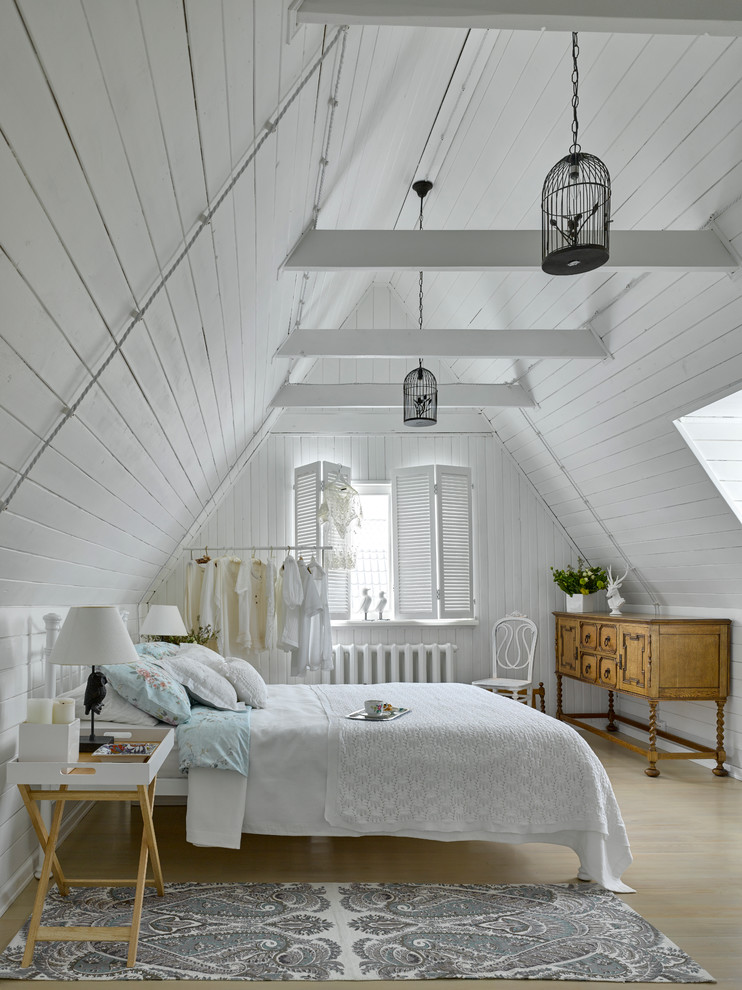 モスクワにあるシャビーシック調のおしゃれな主寝室 (白い壁、淡色無垢フローリング、勾配天井)
