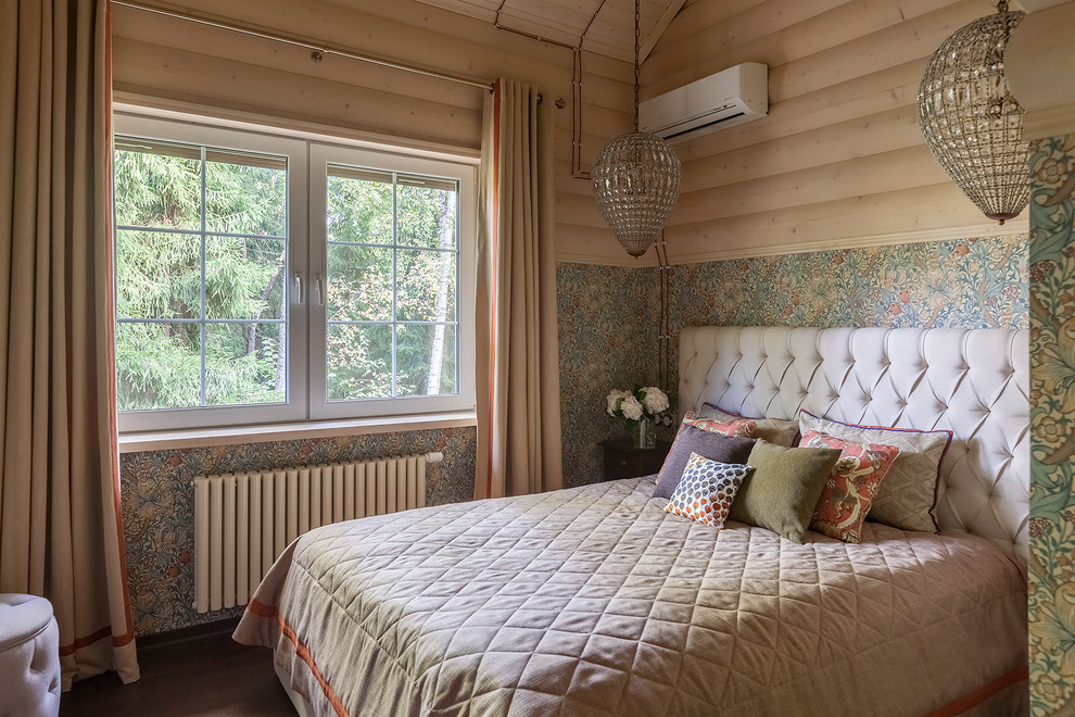 モスクワにある小さなトランジショナルスタイルのおしゃれな主寝室 (緑の壁、濃色無垢フローリング、茶色い床) のインテリア