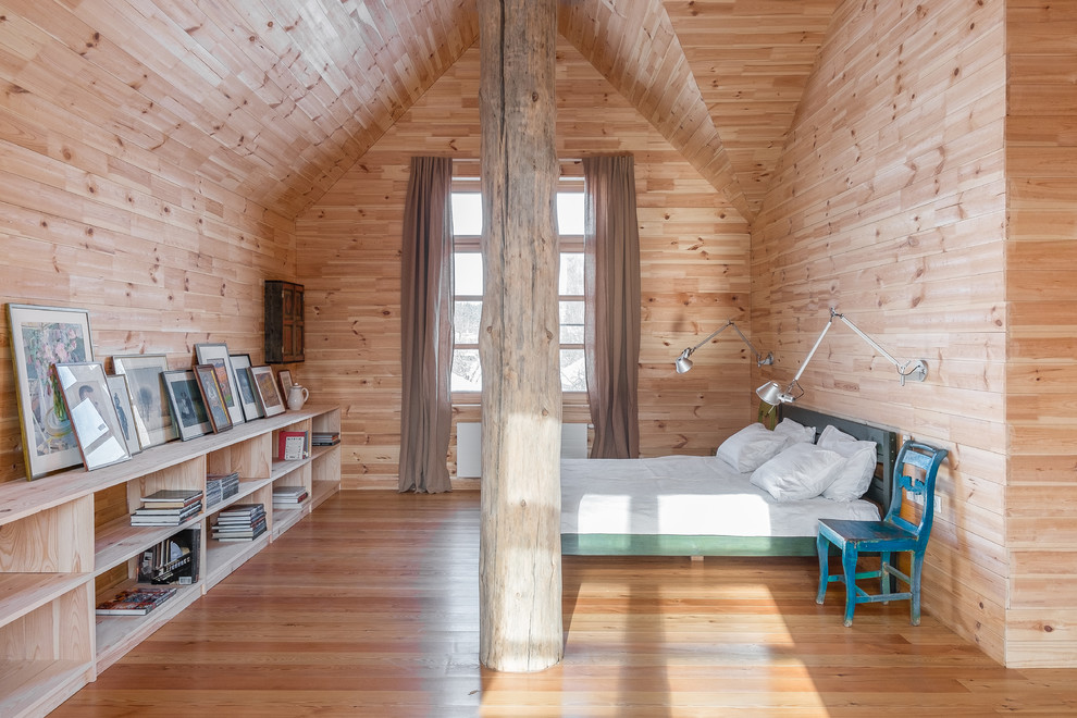 Источник вдохновения для домашнего уюта: большая хозяйская спальня в стиле кантри с светлым паркетным полом без камина
