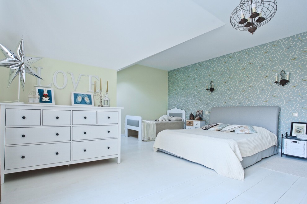На фото: хозяйская спальня в современном стиле с зелеными стенами и кроватью в нише без камина с