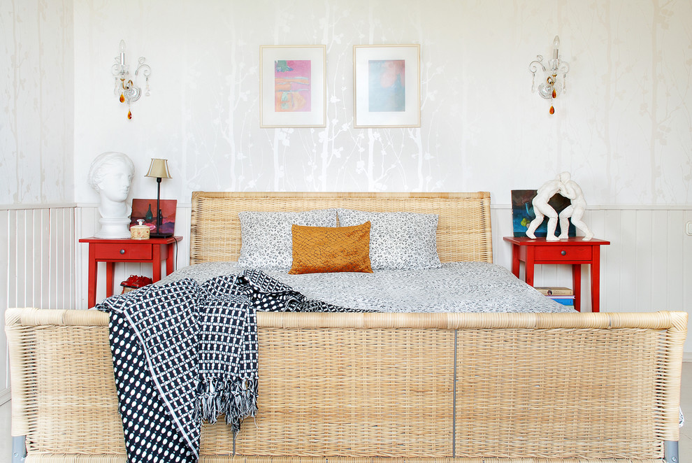 Стильный дизайн: гостевая спальня (комната для гостей) в стиле фьюжн с белыми стенами - последний тренд