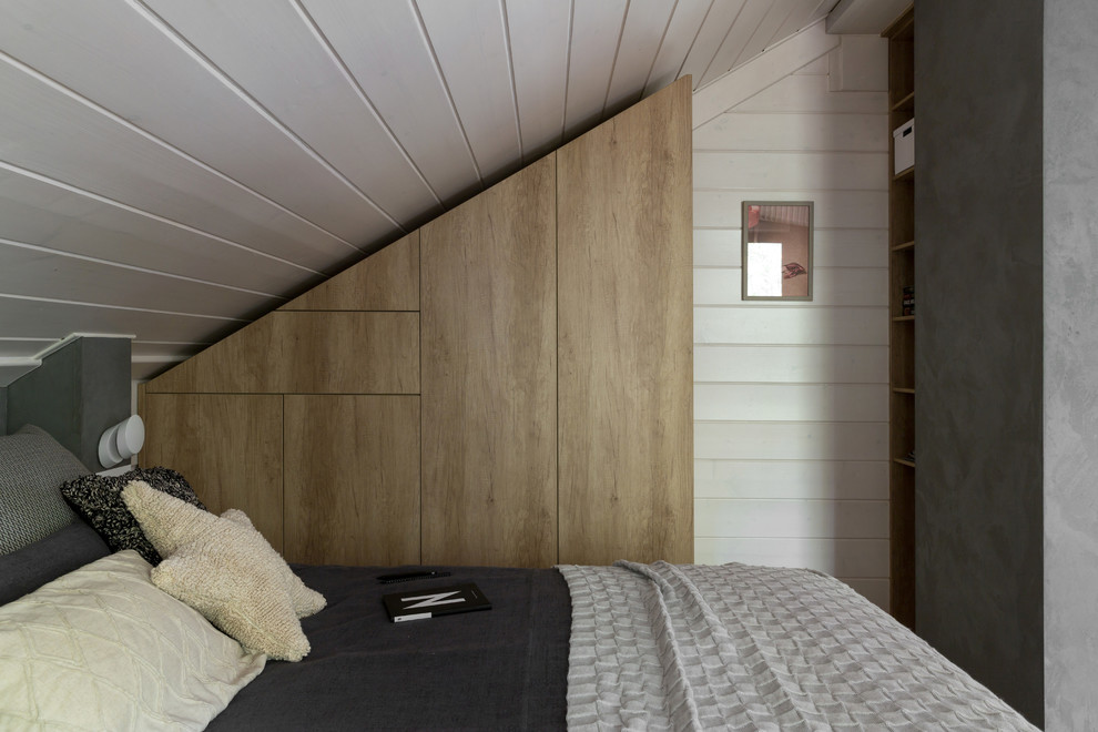 Modelo de dormitorio escandinavo de tamaño medio con paredes blancas