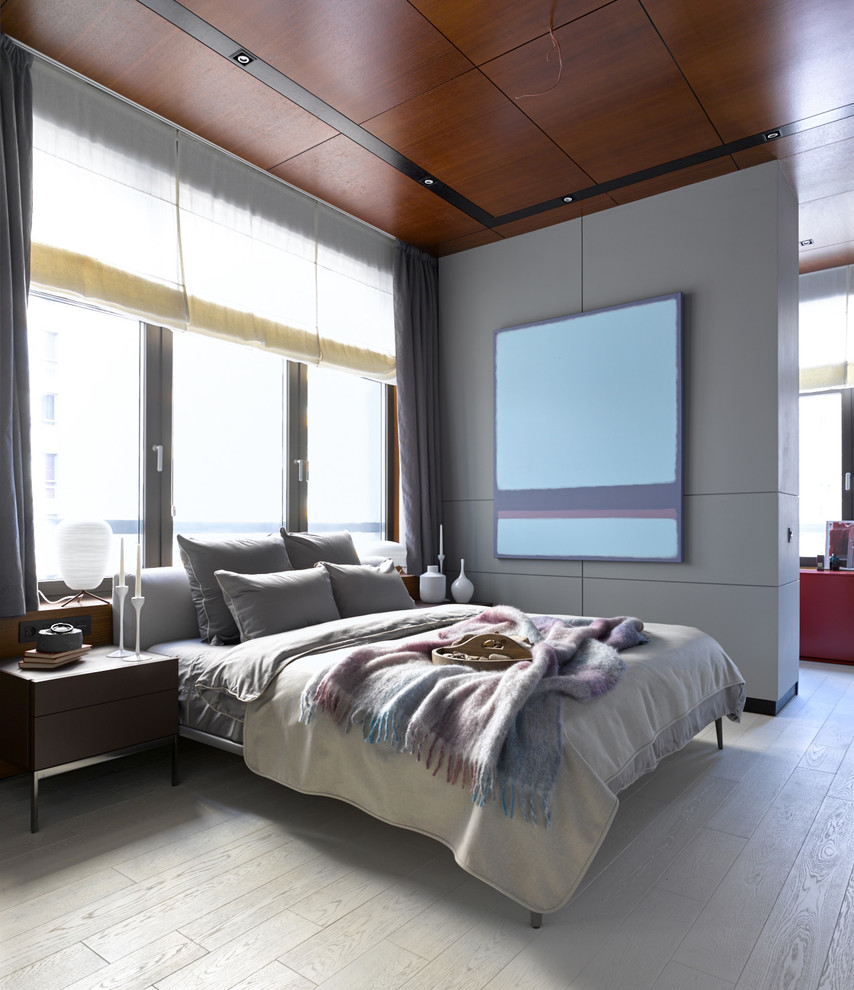 Идея дизайна: хозяйская спальня в современном стиле с серыми стенами, белым полом и деревянным полом