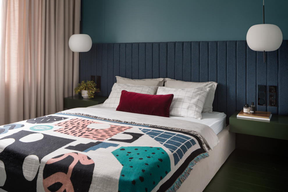 Diseño de dormitorio principal actual con paredes azules y suelo de madera en tonos medios