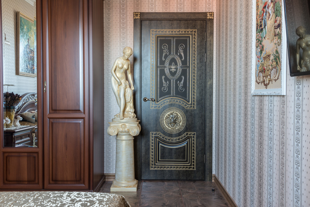Imagen de habitación de invitados clásica grande con paredes multicolor, suelo de baldosas de cerámica y suelo marrón