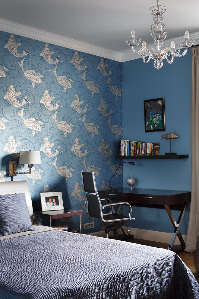 Idee per una camera matrimoniale chic di medie dimensioni con pareti blu e pavimento in legno massello medio