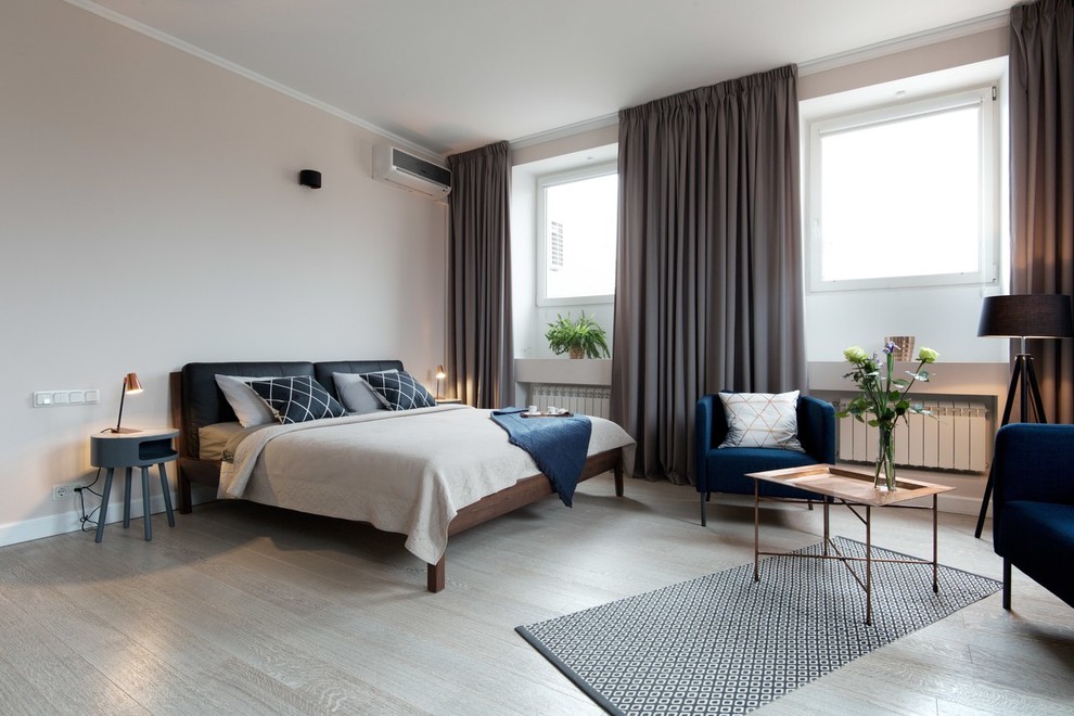 Modernes Hauptschlafzimmer mit beiger Wandfarbe und hellem Holzboden in Sankt Petersburg