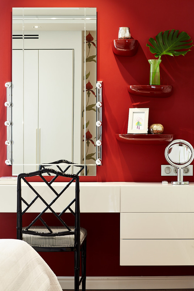 Cette image montre une chambre design de taille moyenne avec un mur rouge.