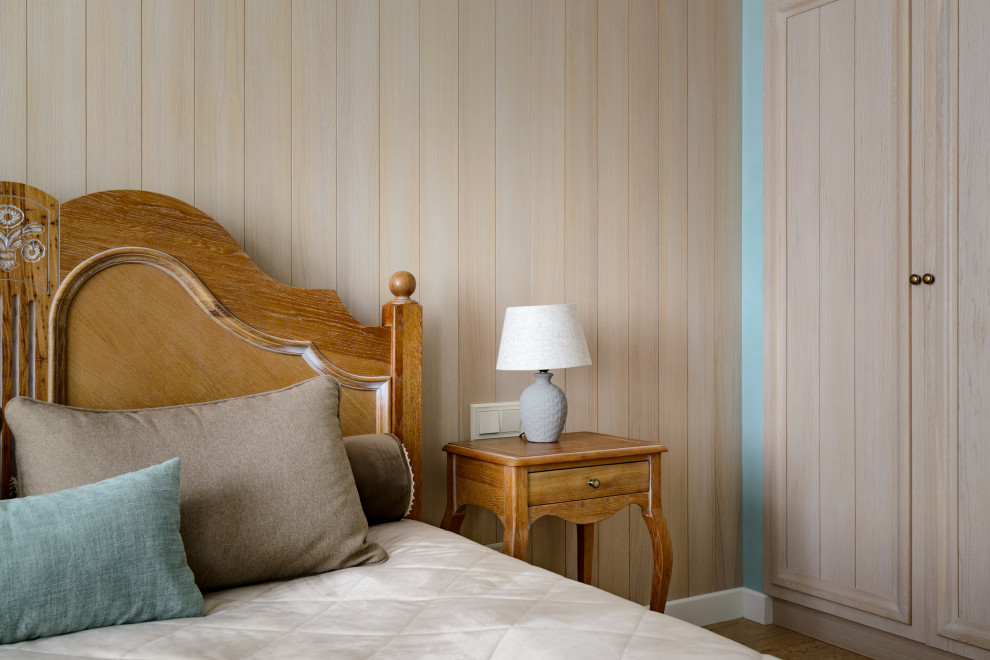 На фото: хозяйская спальня в стиле неоклассика (современная классика) с бежевыми стенами, коричневым полом и стенами из вагонки