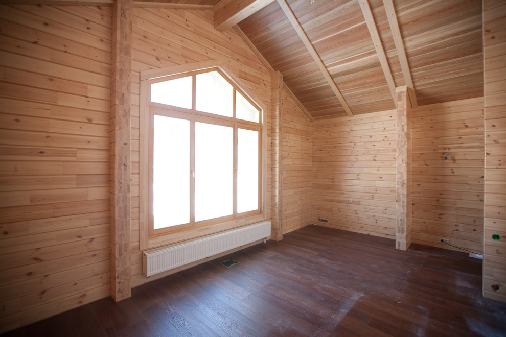 Стильный дизайн: хозяйская спальня среднего размера с коричневыми стенами, паркетным полом среднего тона и коричневым полом без камина - последний тренд