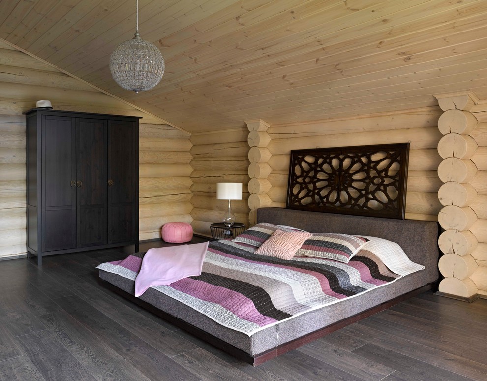 Источник вдохновения для домашнего уюта: спальня в стиле рустика с кроватью в нише