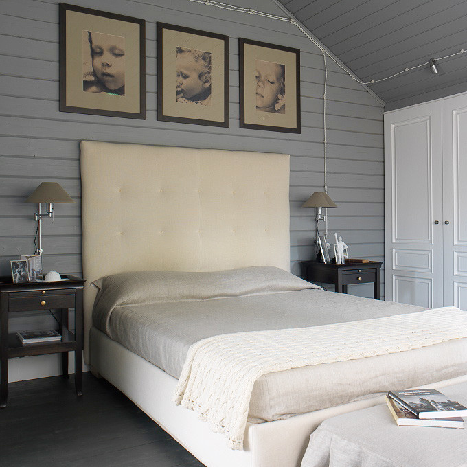 Inspiration pour une chambre parentale traditionnelle de taille moyenne avec un mur gris, parquet foncé et un sol gris.
