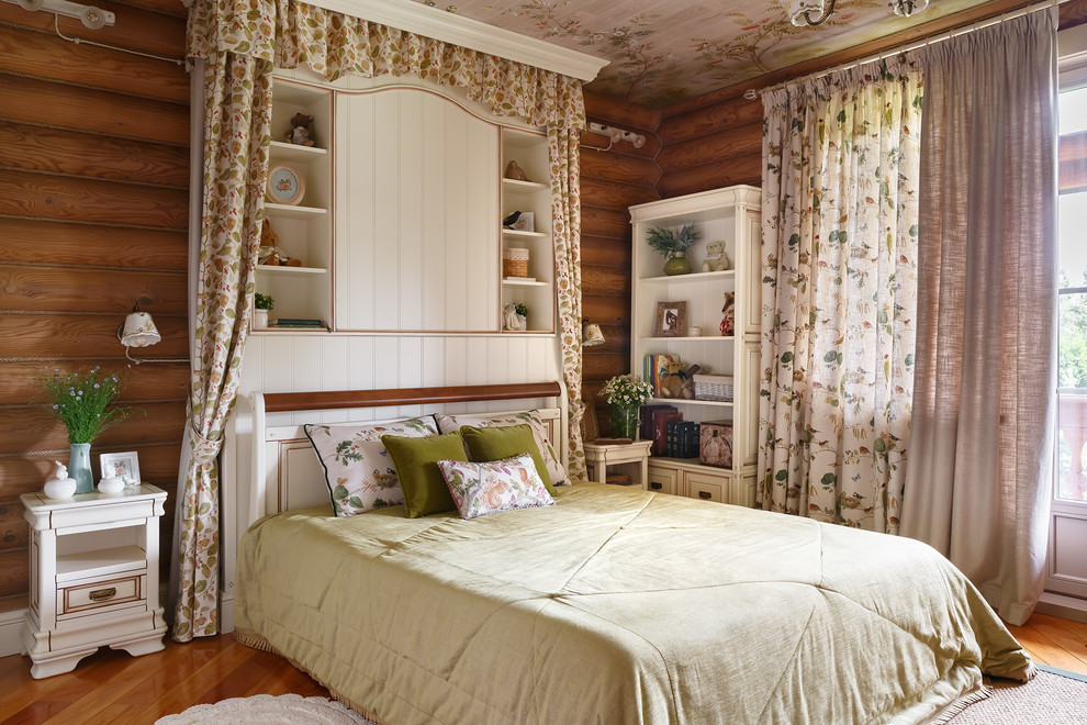 Idee per una camera da letto country con pareti marroni, pavimento in legno massello medio e pavimento marrone