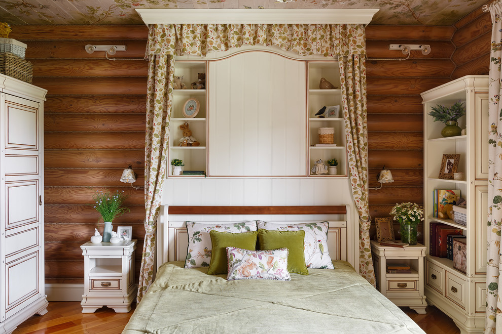 Стильный дизайн: хозяйская спальня в стиле рустика с паркетным полом среднего тона без камина - последний тренд