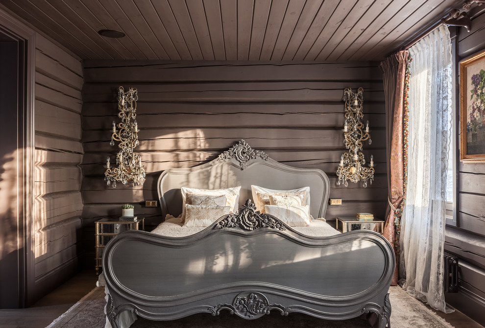 Источник вдохновения для домашнего уюта: хозяйская спальня в стиле фьюжн с коричневыми стенами, темным паркетным полом, коричневым полом и кроватью в нише