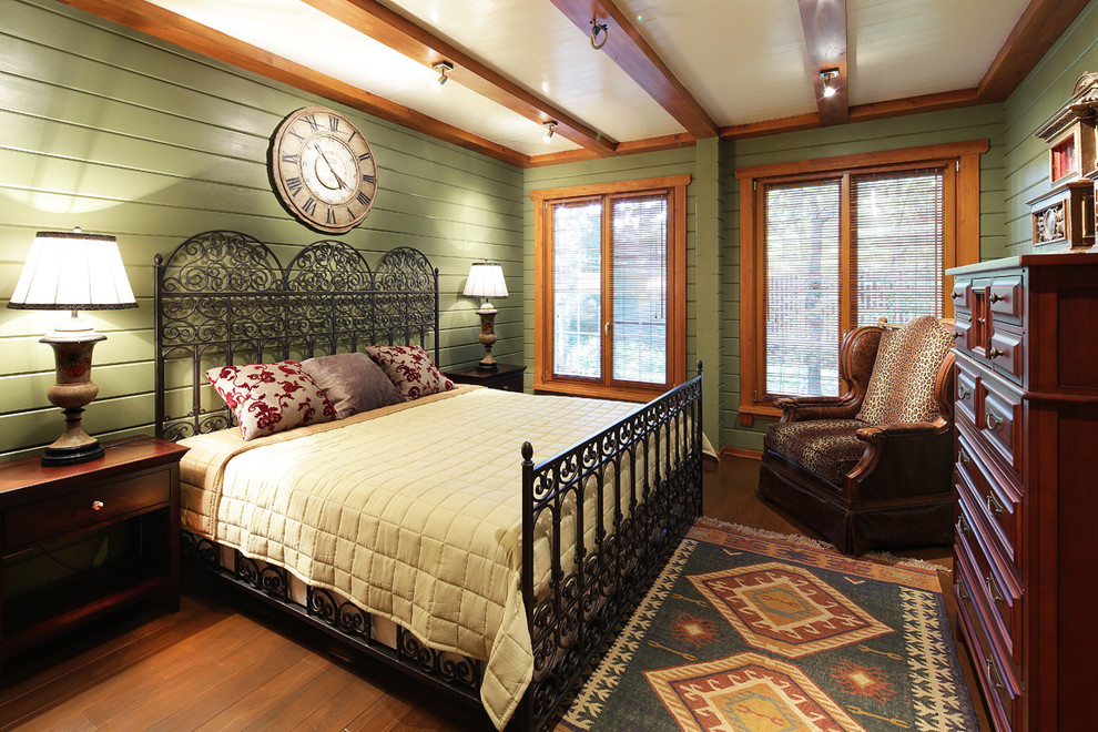 На фото: гостевая спальня среднего размера, (комната для гостей): освещение в стиле кантри с зелеными стенами, паркетным полом среднего тона и коричневым полом с