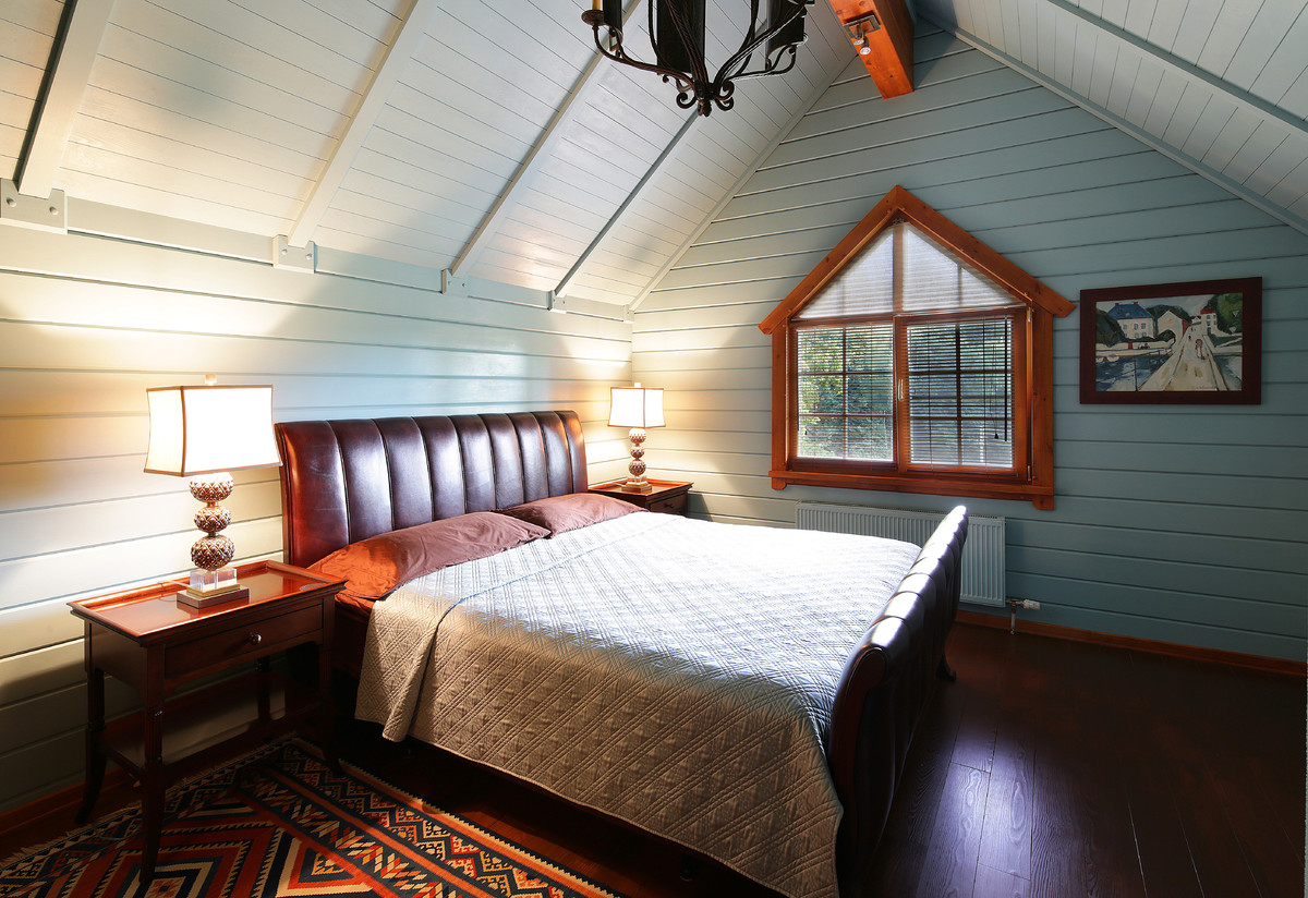 Foto de dormitorio principal campestre de tamaño medio con suelo de madera oscura, paredes azules y suelo marrón