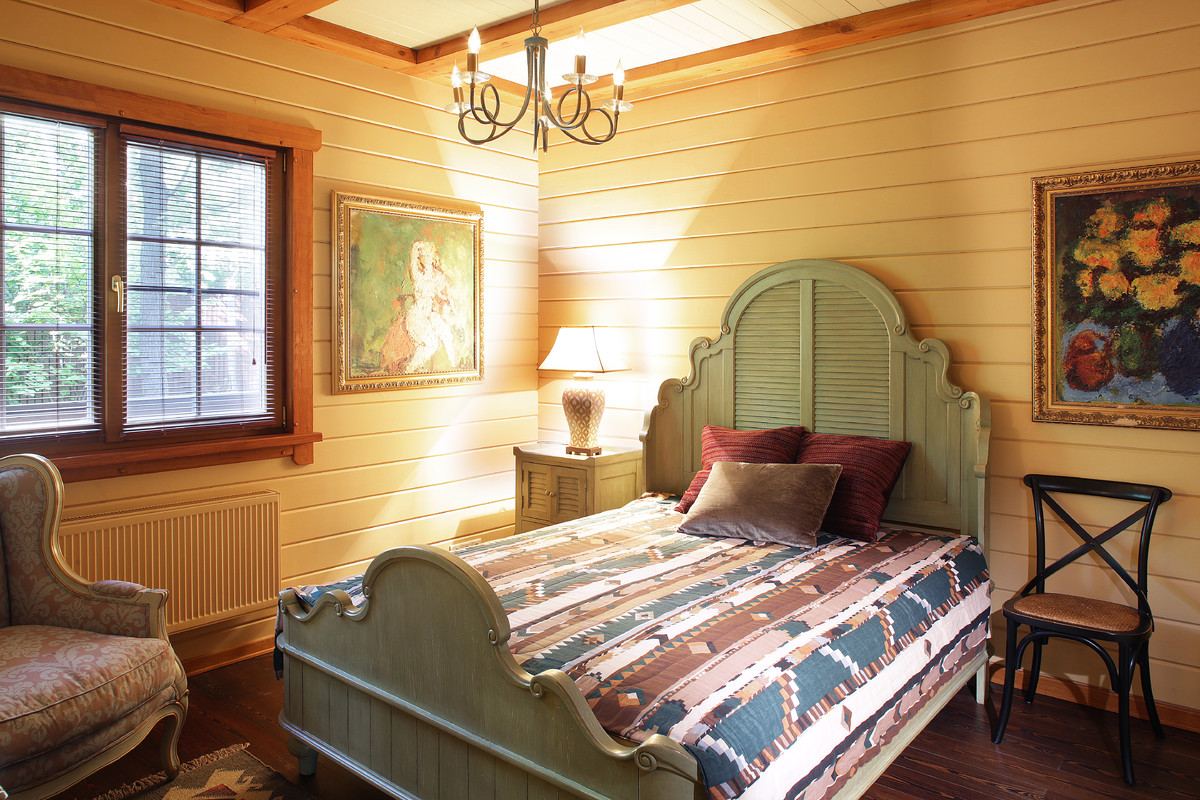 Пример оригинального дизайна: гостевая спальня среднего размера, (комната для гостей) в стиле кантри с бежевыми стенами, темным паркетным полом и коричневым полом