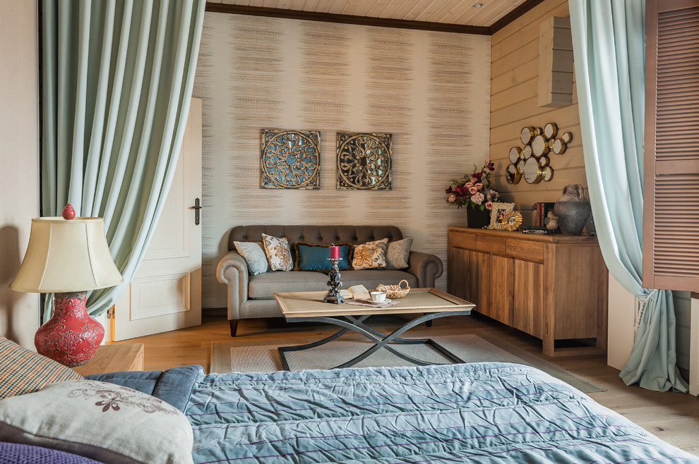 На фото: хозяйская спальня среднего размера в стиле кантри с бежевыми стенами, светлым паркетным полом, бежевым полом, деревянным потолком, деревянными стенами и зонированием шторами с