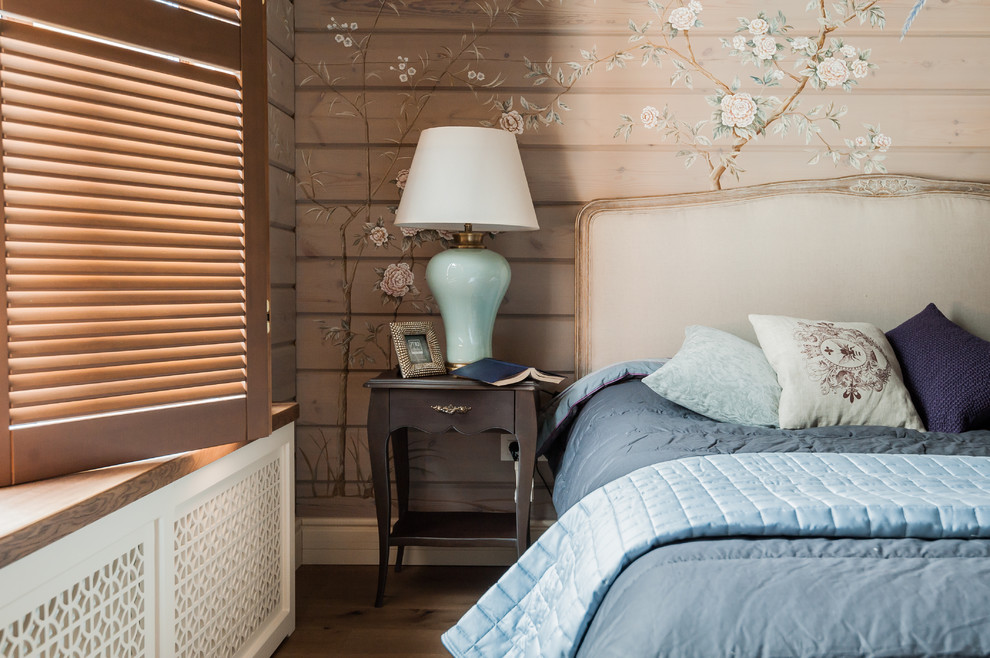 На фото: хозяйская спальня среднего размера в стиле кантри с бежевыми стенами, светлым паркетным полом, бежевым полом, деревянным потолком и деревянными стенами