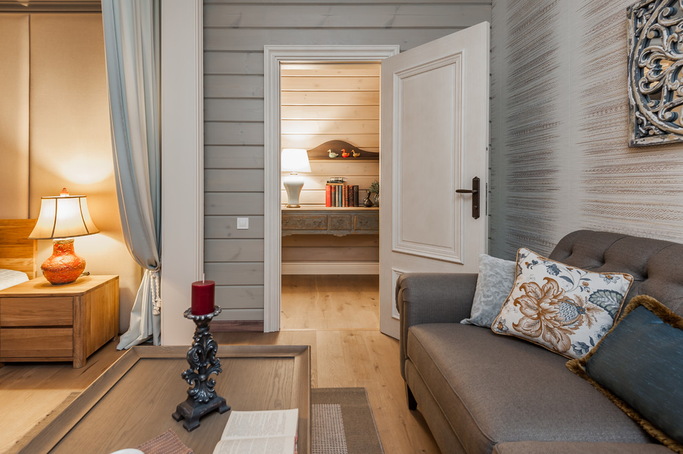 Immagine di una camera matrimoniale country di medie dimensioni con pareti beige, parquet chiaro, pavimento beige, soffitto in legno e pareti in legno