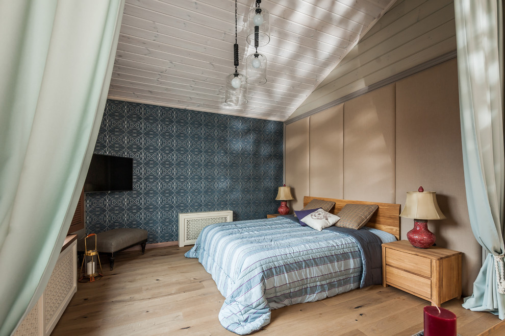 Идея дизайна: хозяйская спальня среднего размера в стиле кантри с бежевыми стенами, светлым паркетным полом, бежевым полом, деревянным потолком и деревянными стенами