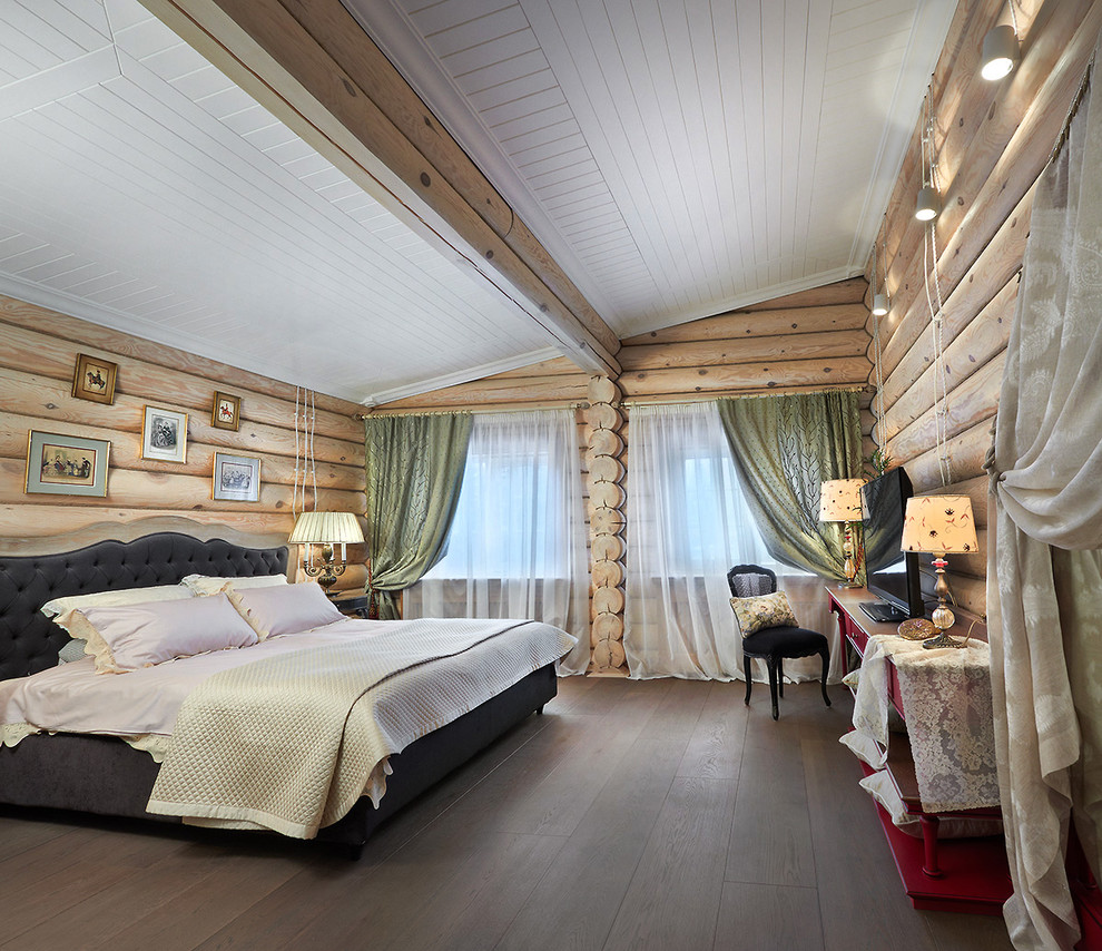 Идея дизайна: хозяйская спальня в стиле кантри с коричневыми стенами и темным паркетным полом