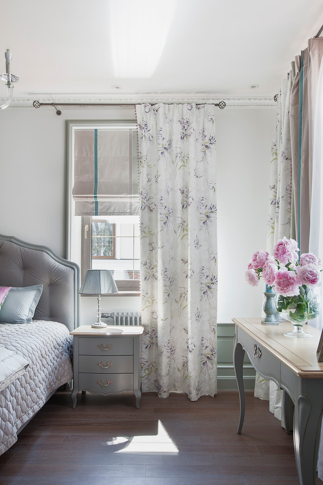 Ejemplo de dormitorio principal clásico de tamaño medio con paredes blancas y suelo de madera en tonos medios