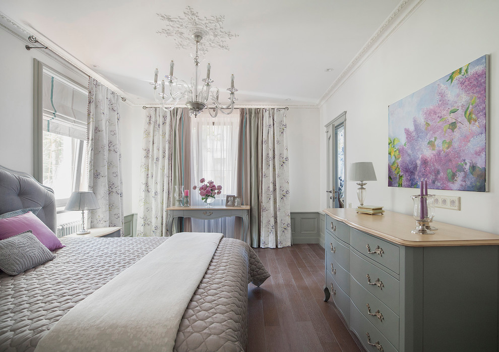 Ejemplo de dormitorio principal clásico de tamaño medio con paredes blancas, suelo de madera en tonos medios y con escritorio