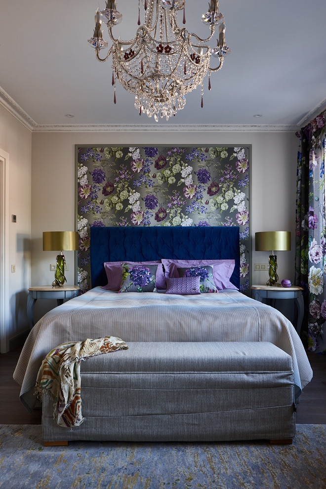 Свежая идея для дизайна: хозяйская спальня в классическом стиле с серыми стенами и кроватью в нише - отличное фото интерьера