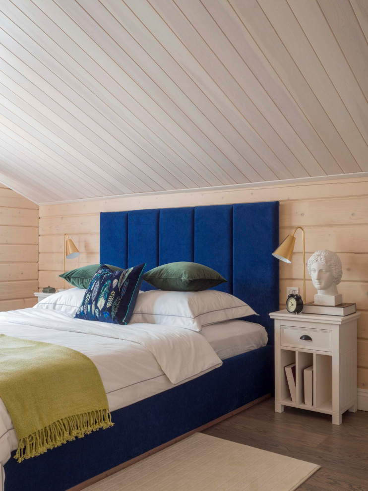 Klassisches Schlafzimmer mit beiger Wandfarbe, dunklem Holzboden, braunem Boden, gewölbter Decke, Holzdecke und Holzwänden in Sonstige