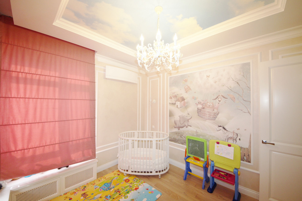Пример оригинального дизайна: маленькая хозяйская спальня в стиле неоклассика (современная классика) с розовыми стенами, паркетным полом среднего тона, бежевым полом и многоуровневым потолком без камина для на участке и в саду