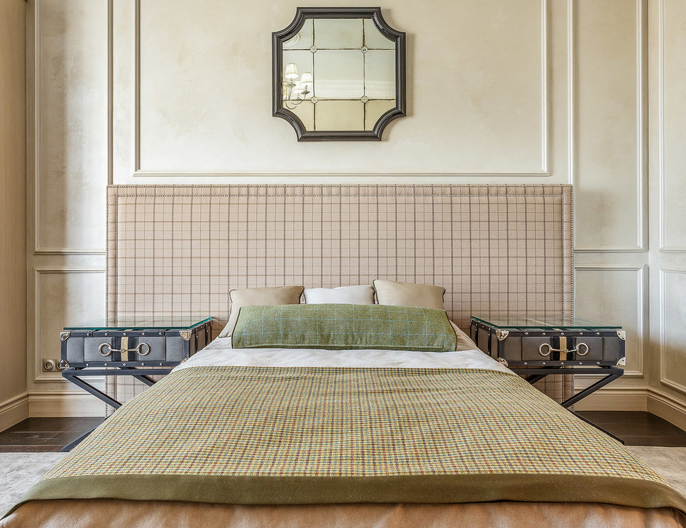 Ejemplo de dormitorio principal clásico con paredes beige y suelo de madera oscura