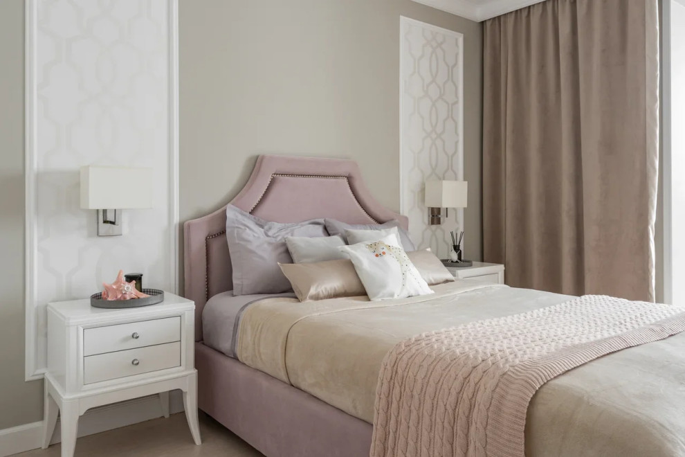 Идея дизайна: спальня в стиле неоклассика (современная классика) с серыми стенами и коричневым полом