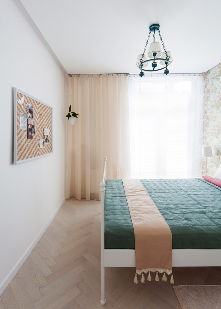 Пример оригинального дизайна: маленькая хозяйская спальня в скандинавском стиле с белыми стенами и светлым паркетным полом для на участке и в саду
