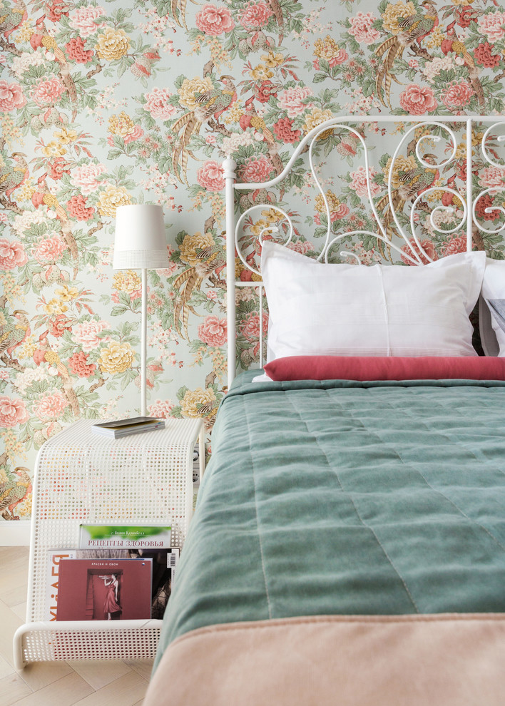Foto de dormitorio principal escandinavo pequeño con paredes blancas y suelo de madera clara
