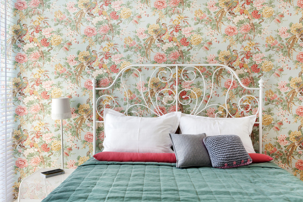 Imagen de dormitorio principal escandinavo pequeño con paredes blancas y suelo de madera clara