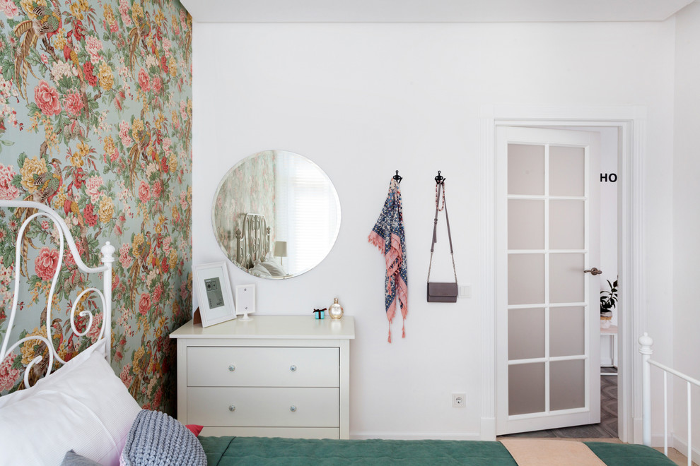 Idee per una piccola camera matrimoniale scandinava con pareti bianche e parquet chiaro
