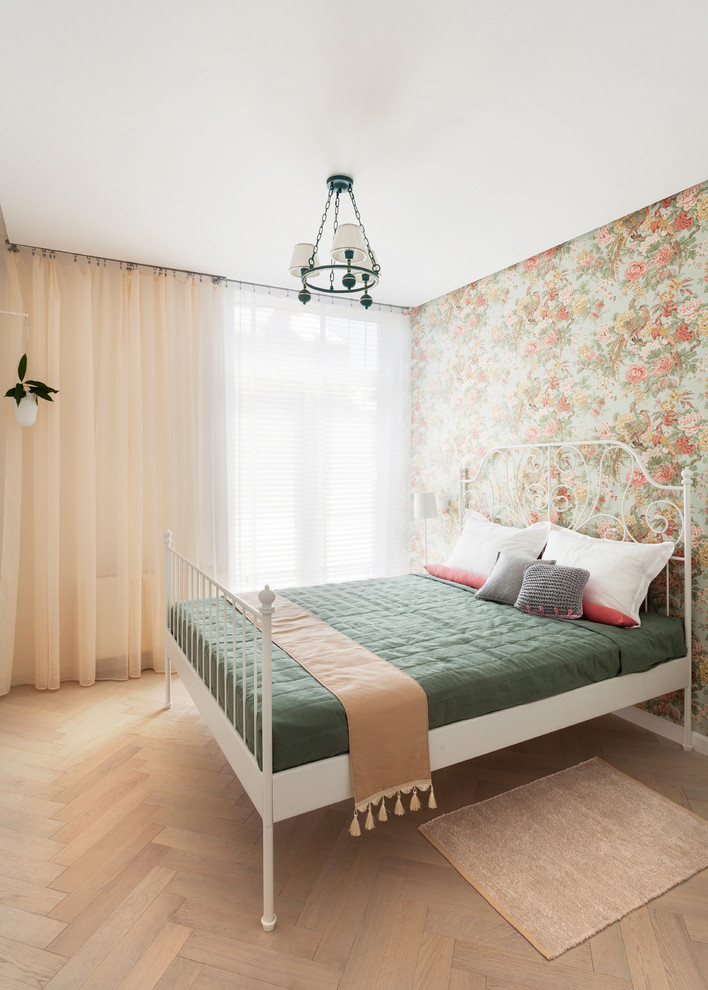 Diseño de dormitorio principal romántico pequeño con paredes multicolor y suelo de madera clara