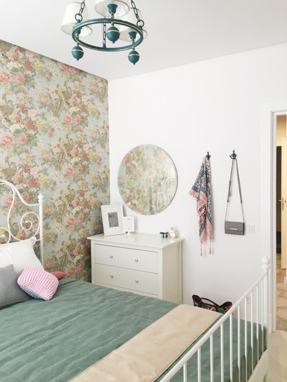 Modelo de dormitorio principal nórdico pequeño con paredes blancas y suelo de madera clara